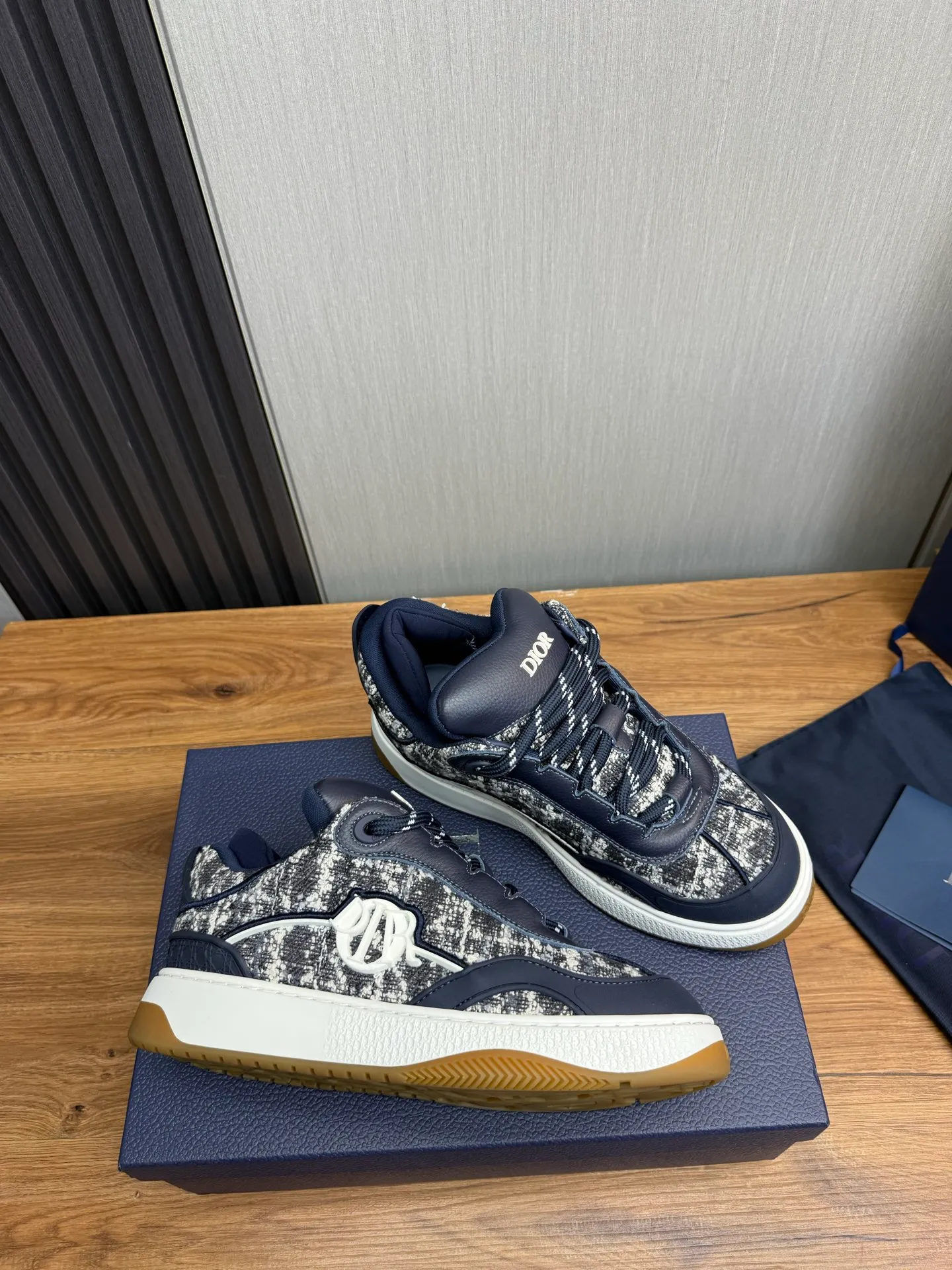 Men's shoes 💰800💰 Dior sneakers enrich the classic series with fashionable retro style. Carefully crafted, they can be paired with casual looks all year round. Dad Shoes style shoes that follow the trend of the retro market ▪️ Fabric: Original custom embroidered cowhide ▪️ Lining: Imported breathable mesh ▪️ Sole: Original molded non-slip outsole ▪️ Size: 38-45 (45 is custom-made and cannot be returned)